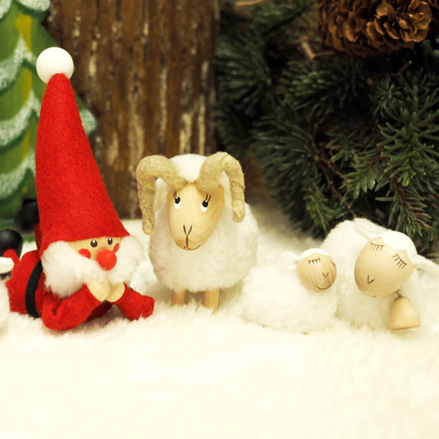 〔ノルディカ〕寝転がるサンタ・白羊・ツリーRED