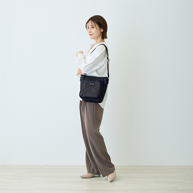 〔エルスポーツ〕ジャガード織り縦ショルダーバッグ ネイビー(メーカー希望小売価格16,650円)