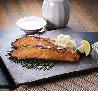 〔三協水産〕北海道日高沖 船上活〆桜鱒切身8枚&秋鮭切身 8枚セット