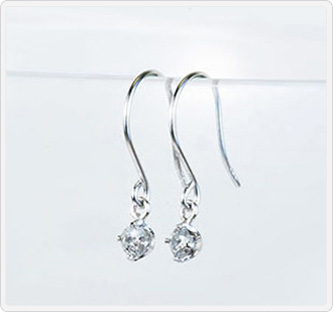 ホワイトゴールドダイヤフックピアス