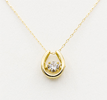 K18YGダイヤモンドダンシングストーン 馬蹄モチーフペンダント