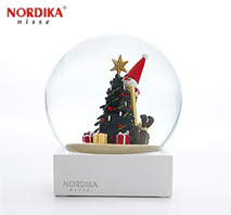 〔ノルディカ〕スノードーム L 飾りつけをするサンタとイヌ