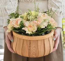 〔HitoHana〕カーネーション アレンジメント イエロー＆オレンジMラウンドバスケット