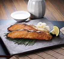 〔三協水産〕北海道日高沖 船上活〆桜鱒切身8枚&秋鮭切身 8枚セット