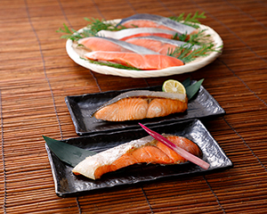 〔カネサン佐藤水産〕秋鮭紅鮭食べ比べ