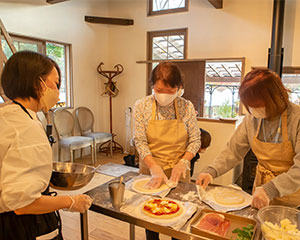 〔CORASITA〕四億年のめぐみ®トマトで手作りピザ作り体験