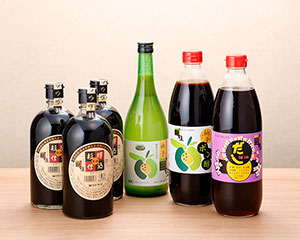 〔忽那醸造〕杉樽仕込醤油と自慢の調味料に柚子ドリンクを添えて